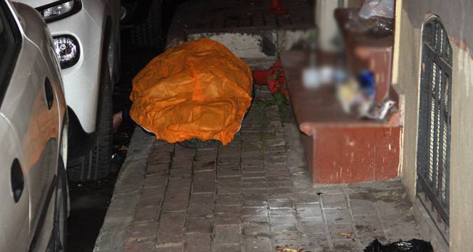Fatih&#039;te kaldırımda erkek cesedi bulundu