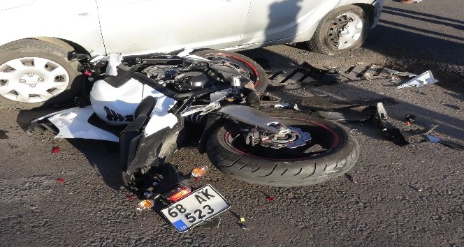 Otomobille çarpışan motosikletin sürücüsü ağır yaralandı