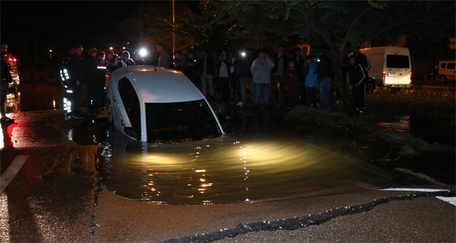 Adana&#039;da su borusu patladı, otomobil yolda oluşan dev çukura düştü
