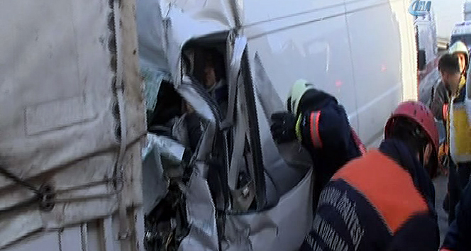İstanbul&#039;da feci kaza! Sürücü araç içinde sıkıştı