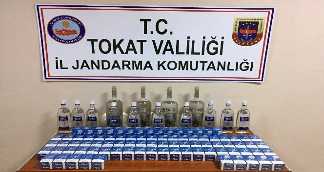 Azeri yolcunun valizinden 180 paket sigara, 12 litre içki çıktı