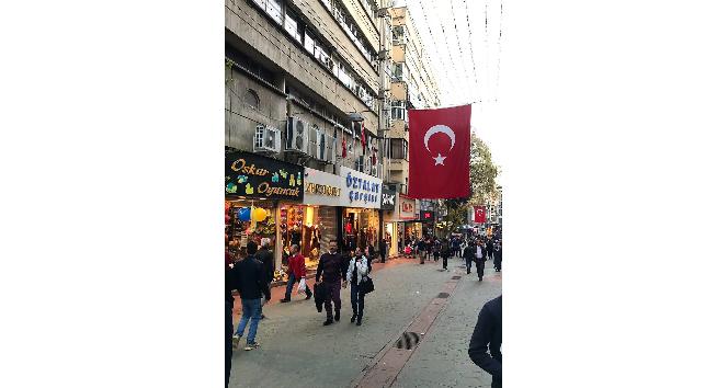 Vali Aksoy, eşi ile el ele gezdi