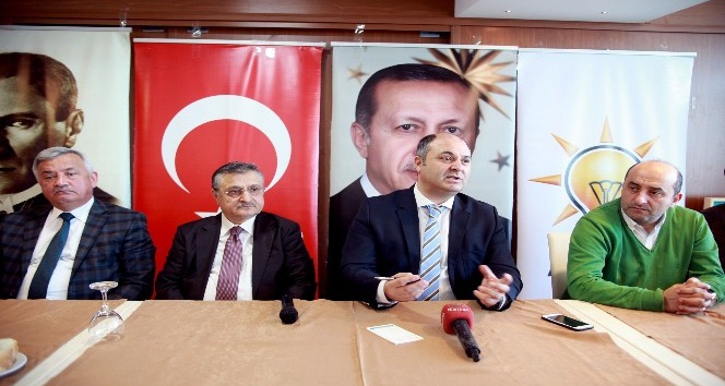 AK Partili Yılmaz basın mensupları ile bir araya geldi