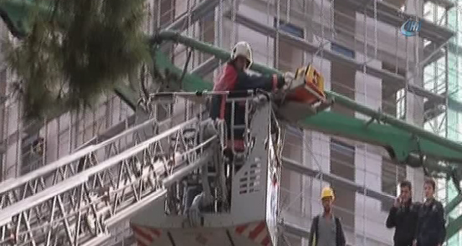 Kadıköy&#039;de bir inşaatta beton pompasının kolu koptu: 1 yaralı