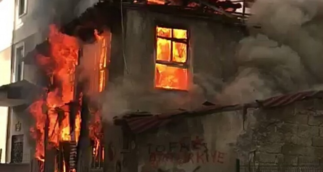 Alev alev yanan evi balkondan hortumla söndürmeye çalıştılar