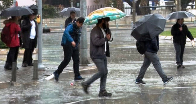 İzmir’de sağanak yağmur zor anlar yaşattı
