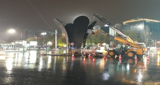 Kızılay Meydanı’ndaki lale heykeli kaldırıldı
