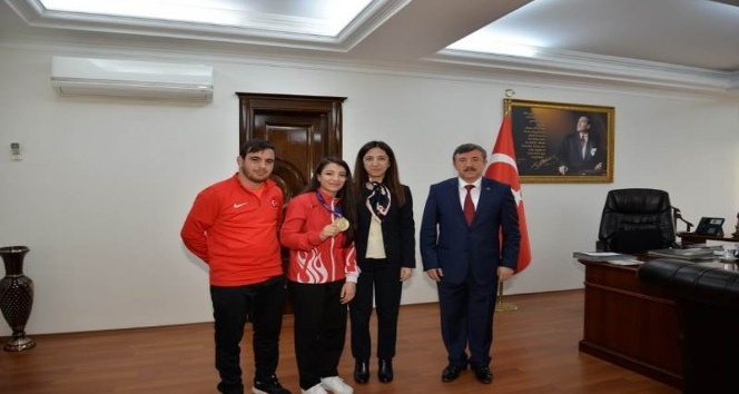 Türkiye’ye dünya şampiyonluğunu getiren Evin Yalova’da coşkuyla karşılandı