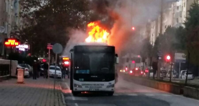 Çanakkale&#039;de halk otobüsü alev alev yandı