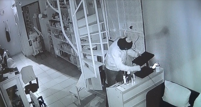 Kuaförden bilgisayar hırsızlığı kamerada