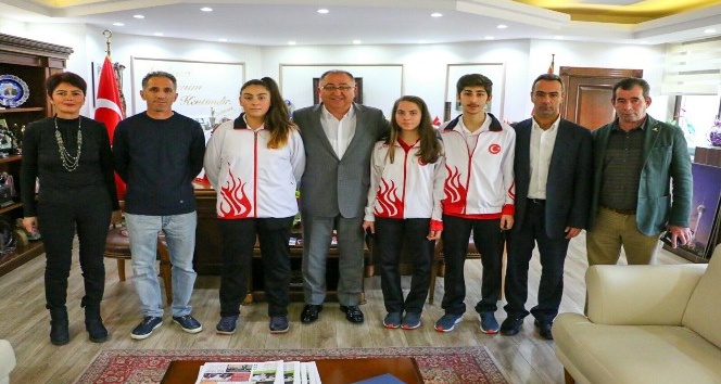 Balkan Şampiyonası’ndan madalya ile dönen sporcular Salman’ı ziyaret etti