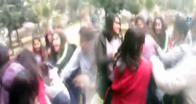 Şanlıurfa’da kız öğrencilerin saç saça kavgası kamerada