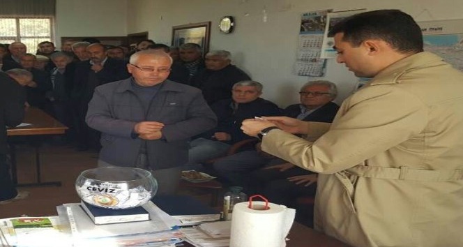 Kaman Kaymakamı Girgin aşılı ve tüplü ceviz fidanlarının yetişme alanında incelemede bulundu
