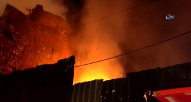 Fatih&#039;te 2 katlı ahşap binada korkutan yangın
