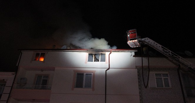 Karaman’da 5 katlı apartmanın teras katında çıkan yangın korkuttu