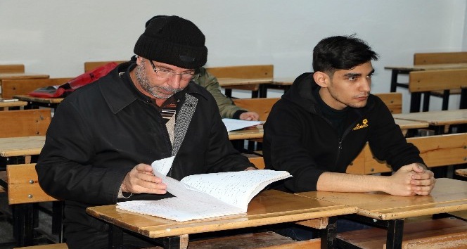 Yozgat’ta mülteciler Türkçe öğreniyor