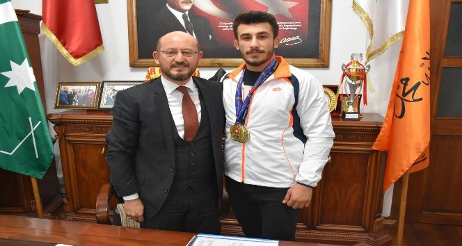 Başkan Özcan’dan Şampiyon güreşçiye ödül