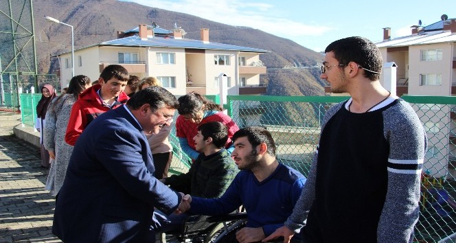 Artvin Basketbol Takımı, engelli öğrencilerle bir araya geldi
