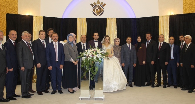 Ekonomi Bakanı Zeybekci nikah şahidi oldu