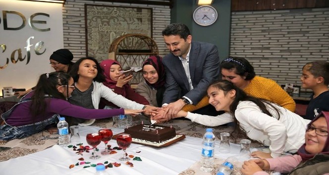 Başkan Eroğlu’dan engelli öğrencilere sürpriz ziyaret