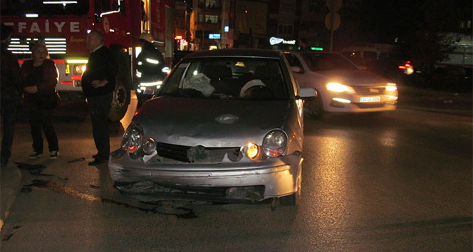 Kocaeli&#039;de kavşaktan kontrolsüz çıkan araç kaza yaptı