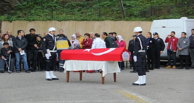 Yakalandığı amansız hastalığa yenik düşen polis memuru için Giresun’da tören düzenledi.