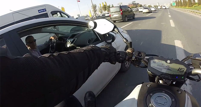 Trafikte terör saçan motosikletli kamerada