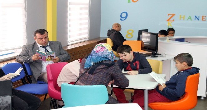 Akdağmadeni’nde öğrenci, veli ve öğretmenler birlikte kitap okuyor