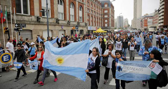 Arjantin’de, kaybolan denizaltının mürettebatı için yürüyüş