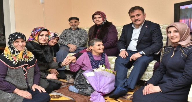 Başkan Çimen, engellileri evlerinde ziyaret etti