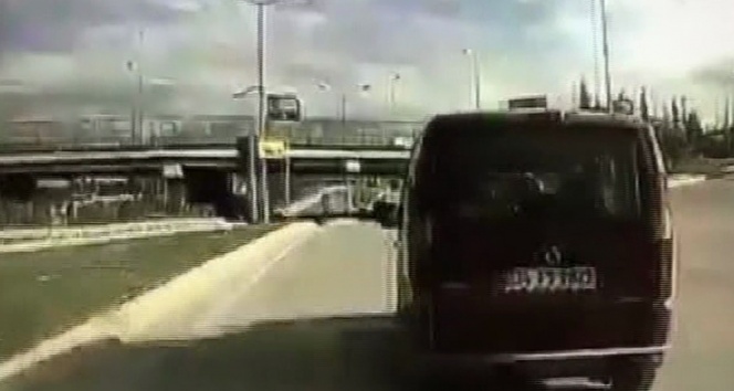 Yolcu minibüsünü tehlikeye sokan otomobil kamerada