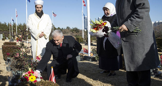 Başbakan Binali Yıldırım Güney Kore’de Türk Şehitliği’ni ziyaret etti