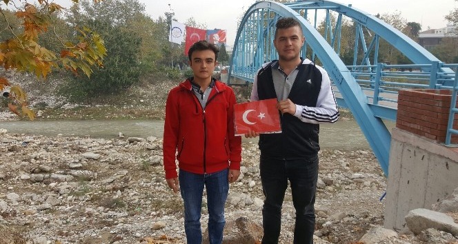 Akarsuya düşen Türk bayrağını çıkaran lisesi gençler konuştu