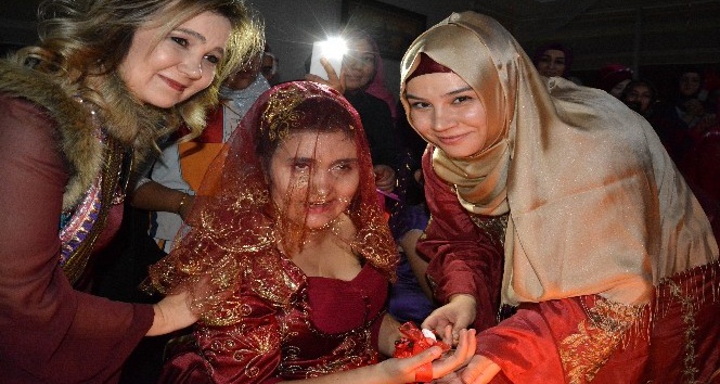 Aksaray’da engelli genç kızlara özel kına gecesi