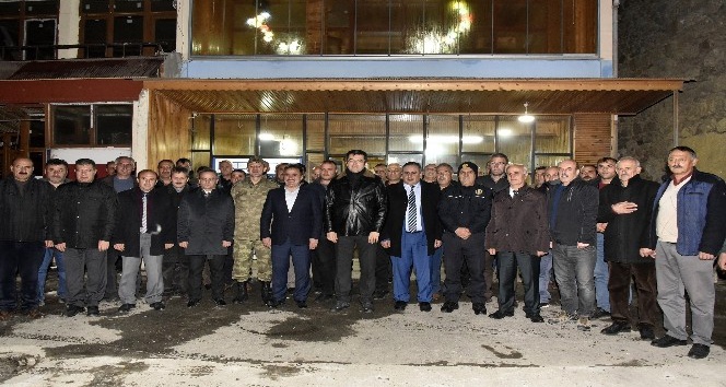 Vali Memiş’ten 2 bin 50 metrede asfalt emekçilerine yemek