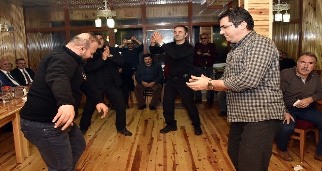 İşçisiyle horon, korumasıyla Giresun karşılaması oynadı