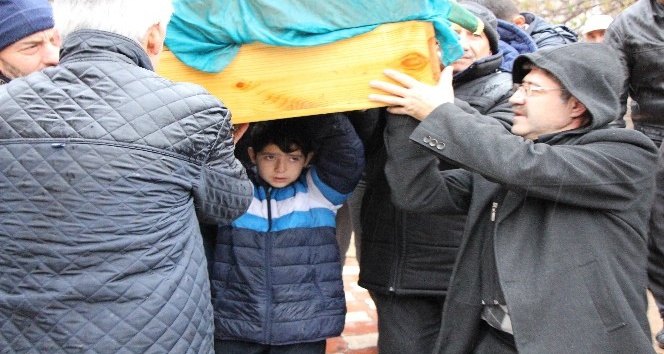 11 yaşındaki çocuk annesinin tabutunu omuzladı