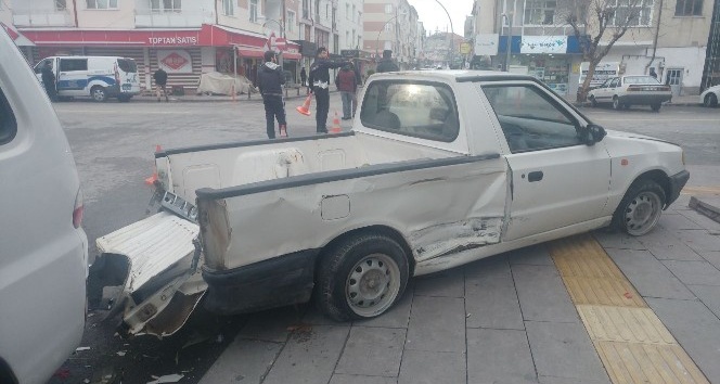 Karaman’da okul servisi ile kamyonet çarpıştı