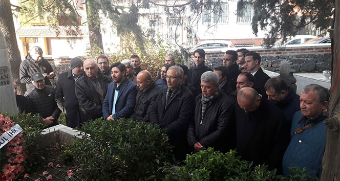 FIFA kokartlı ilk Türk hakem Sulhi Garan, mezarı başında anıldı