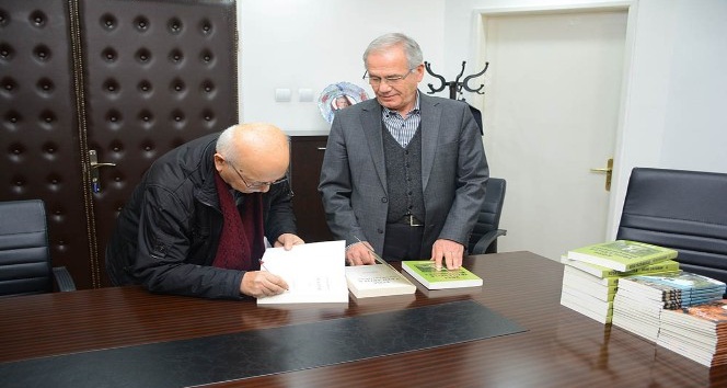 Çalışan kitaplarını imzalayarak Başkan Acar’a hediye etti