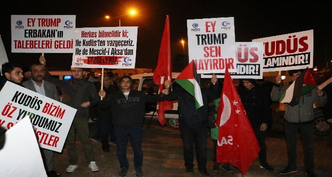 Adana’da Anadolu Gençlik Derneği Trump’ı protesto etti
