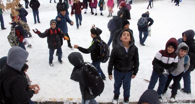 Ağrı&#039;da çocukların kar sevinci