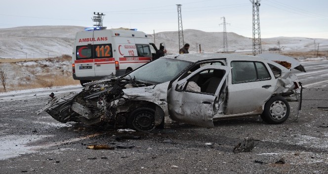 Ahlat’ta trafik kazası: 1 ölü, 2 yaralı