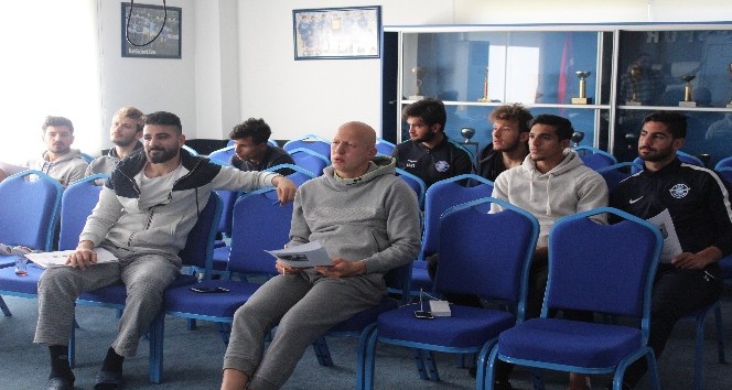 Adana Demirsporlu futbolcular İngilizce öğreniyor