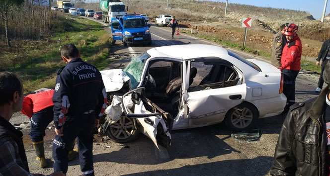 Balıkesir&#039;de trafik kazası: 1 ölü, 4 yaralı !