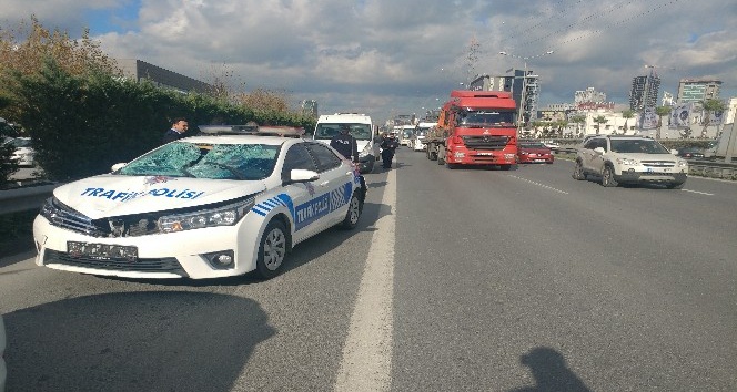 (ÖZEL) Basın ekspres yolunda trafik polisi, yolun karşısına geçen Suriyeliye çarptı