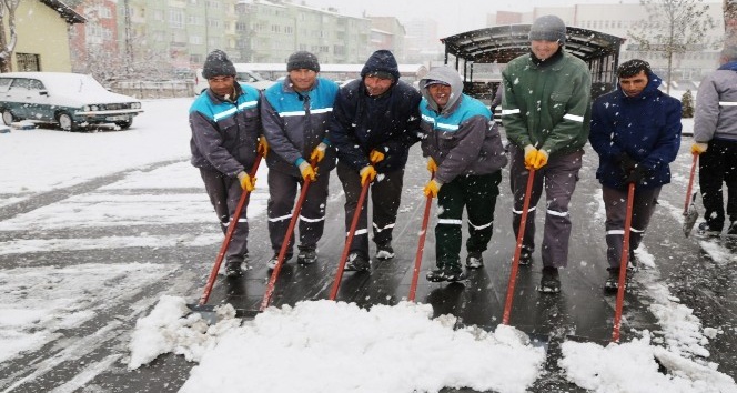 Niğde Belediyesi Kar Küreme ekipleri iş başında