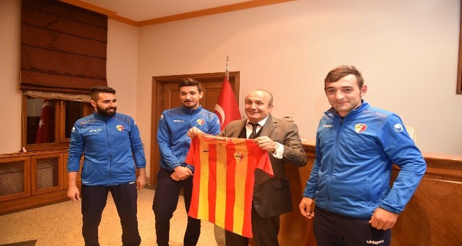 Taşköprüspor yönetimi ve sporcuları, Başkan Arslan’ı ziyaret etti