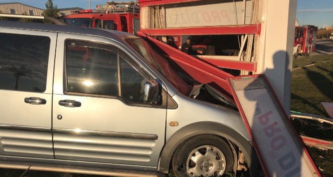 Hafif ticari araç reklam panosuna çarptı: 5 yaralı