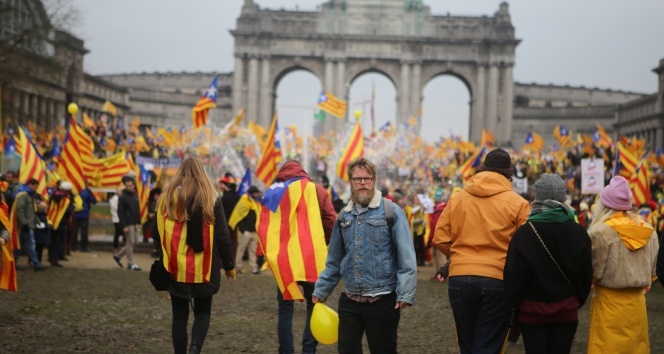 Katalanlardan Brüksel’de 45 bin kişilik gövde gösterisi